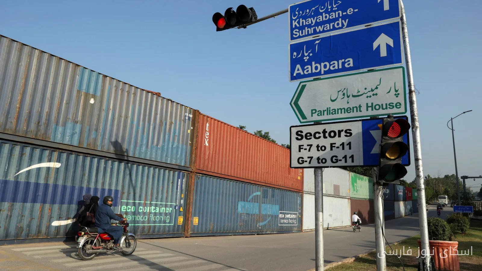 پاکستان کانتینرهای حمل و نقل را برای جلوگیری از ورود حامیان عمران خان به پایتخت توقیف کرد